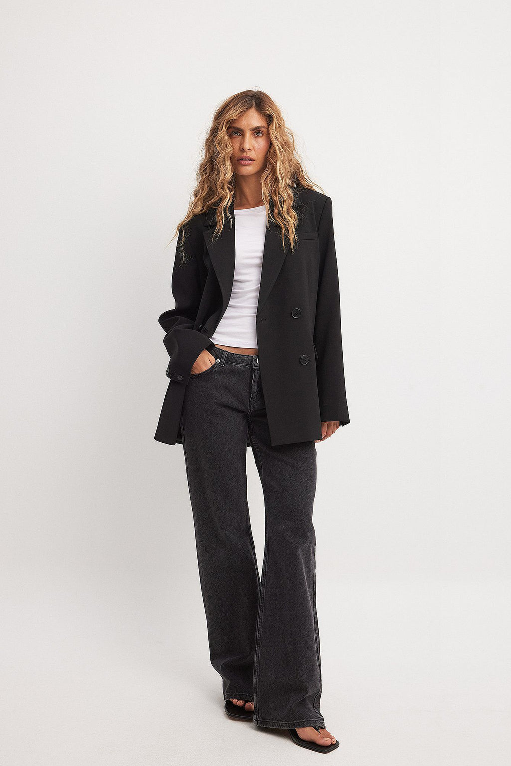 Women’s Low Waist Jeans – Trendy Mid-Rise Denim for Everyday Style in Pakistan | DOCACCA