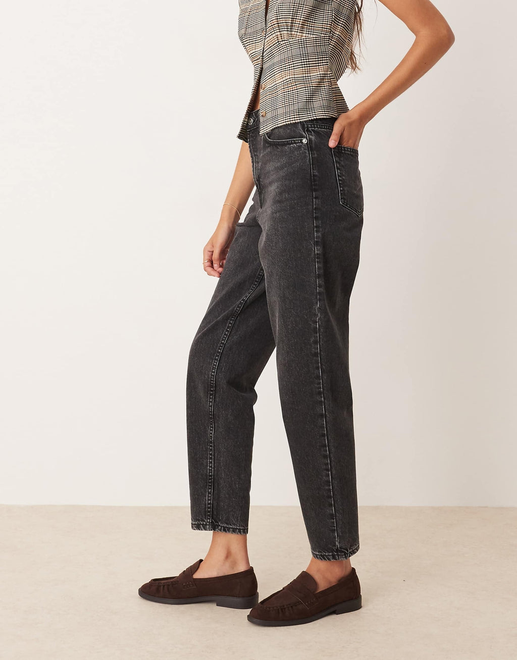 Women’s Mom Jeans in Black Wash – High Waist Relaxed Fit Denim for Effortless Everyday Style in Pakistan | DOCACCA
