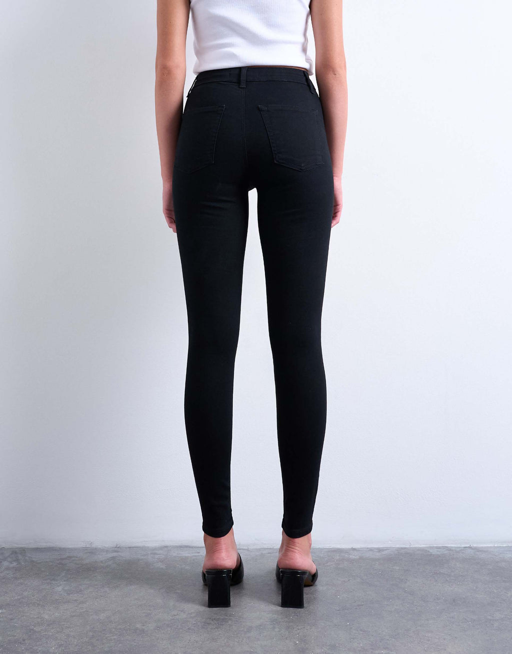 Women Skinny Jean in Black – Slim Fit Stretch Denim | DOCACCA