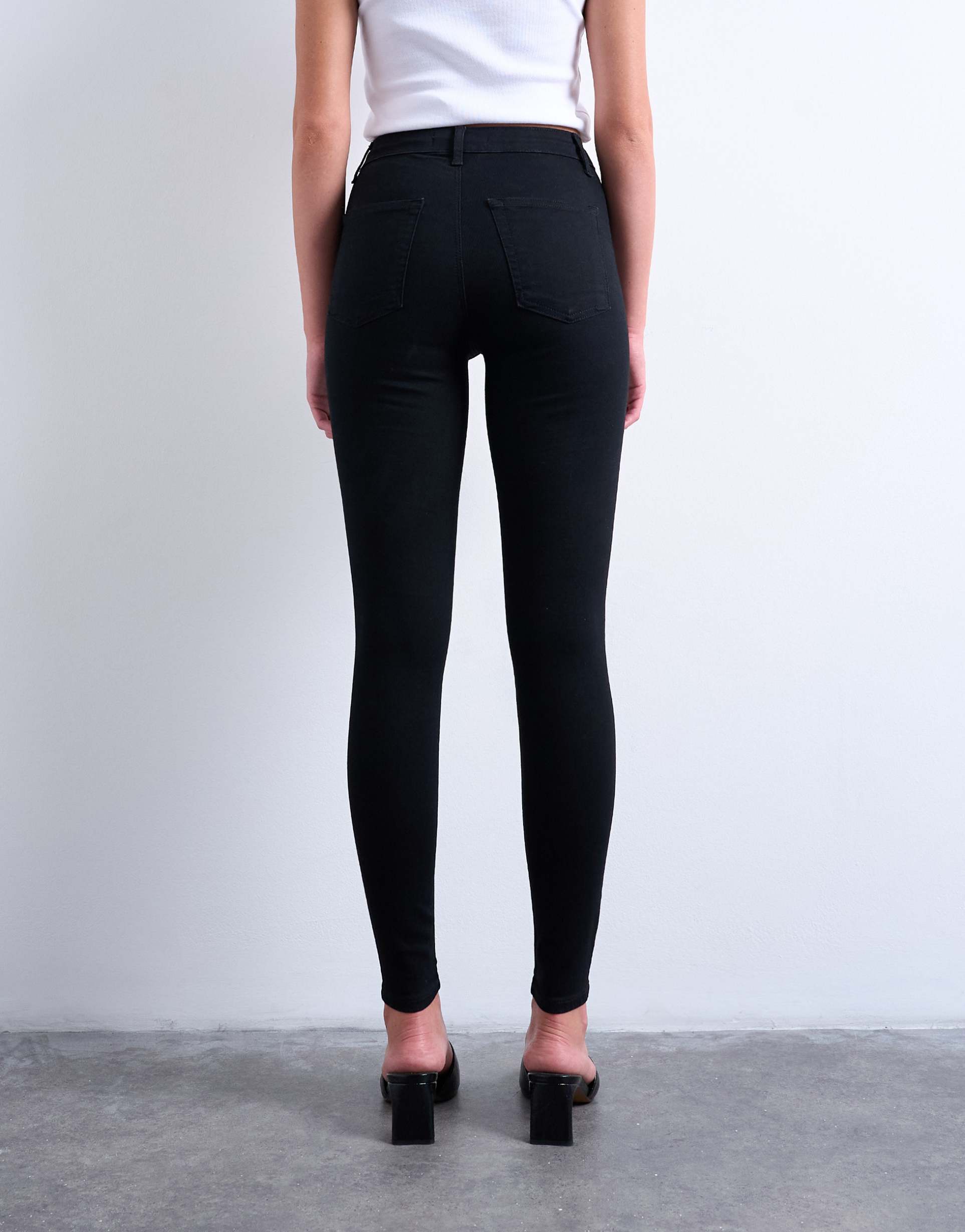 Women Skinny Jean in Black – Slim Fit Stretch Denim | DOCACCA