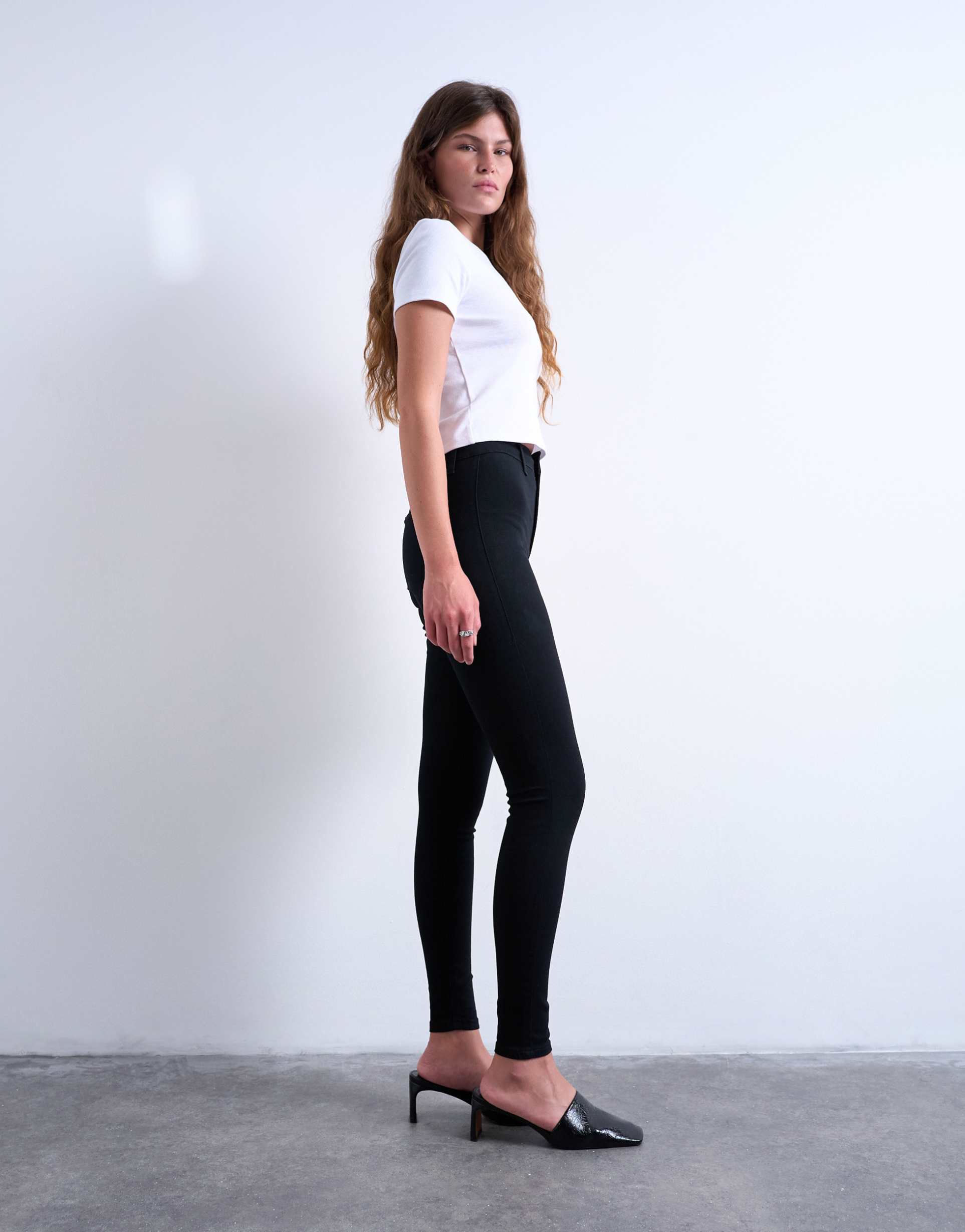 Women Skinny Jean in Black – Slim Fit Stretch Denim | DOCACCA