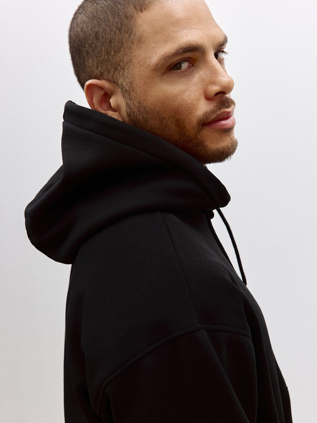 Men Black Relaxed Fit Hoodie – Comfortable Cotton Sweatshirt for Everyday Style in Pakistan | DOCACCA