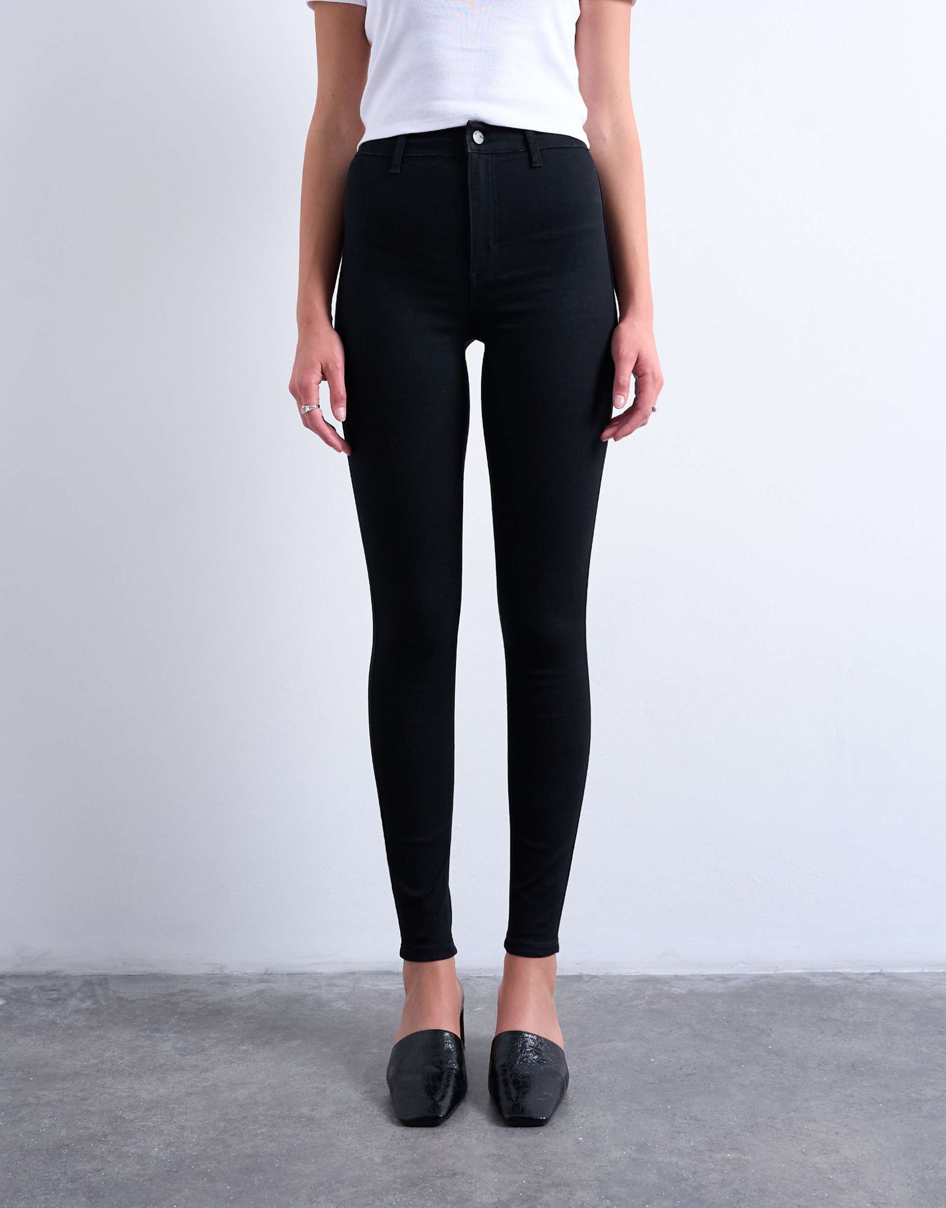 Women Skinny Jean in Black – Slim Fit Stretch Denim | DOCACCA