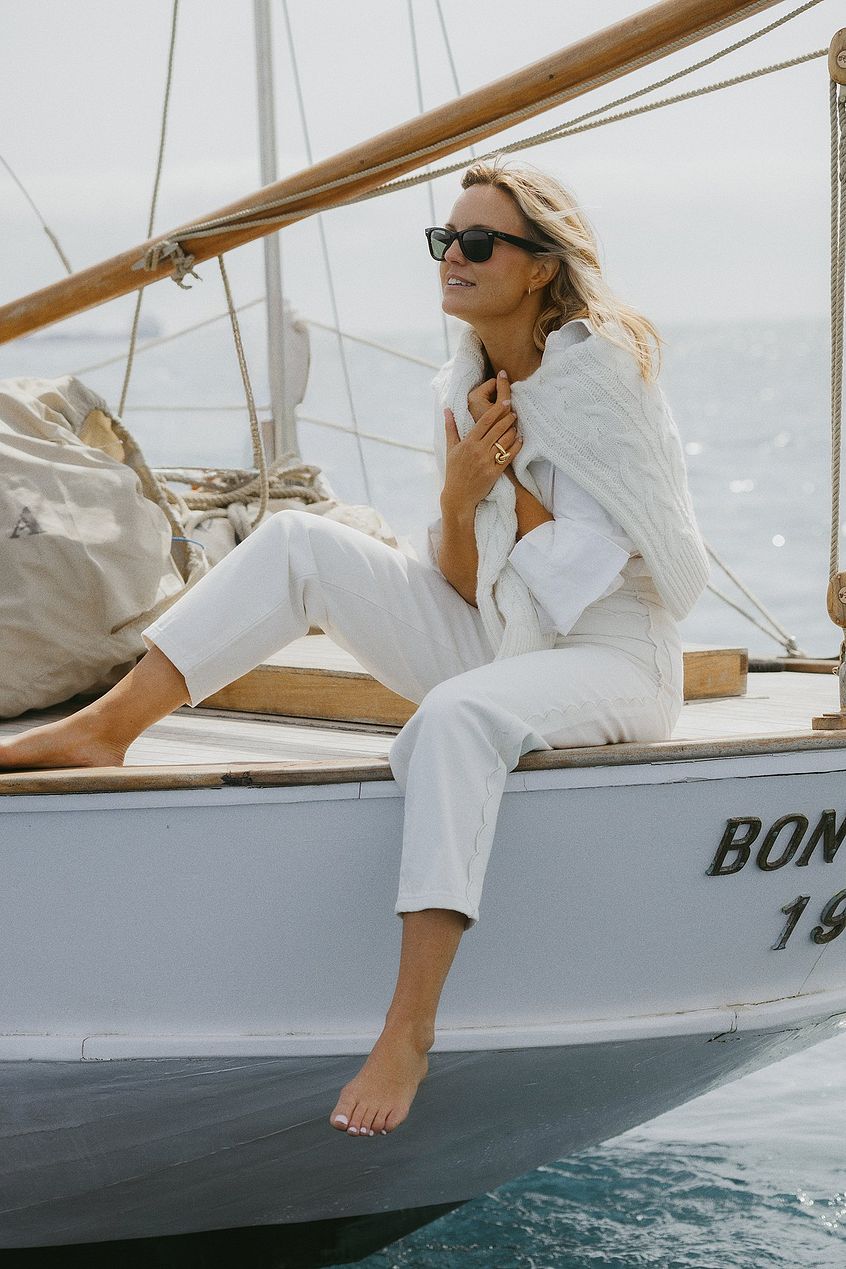 Women Cropped Scallop Detail Denim Jeans – Feminine Scallop Hem, Trendy Cropped Fit | DOCACCA