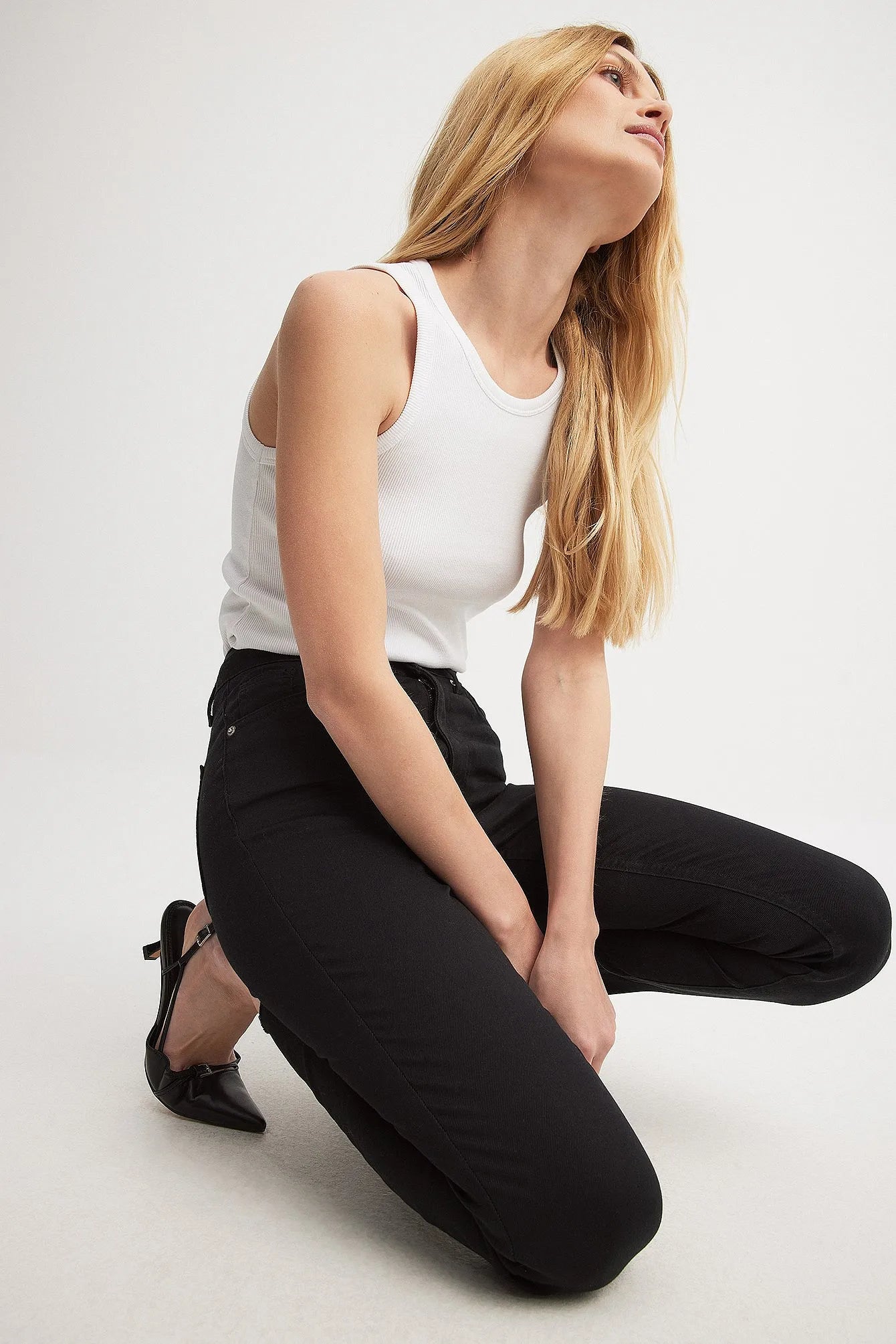 Model Wearing Skinny High Waist Raw Hem Jeans – Model displaying the jeans in a casual, trendy outfit.