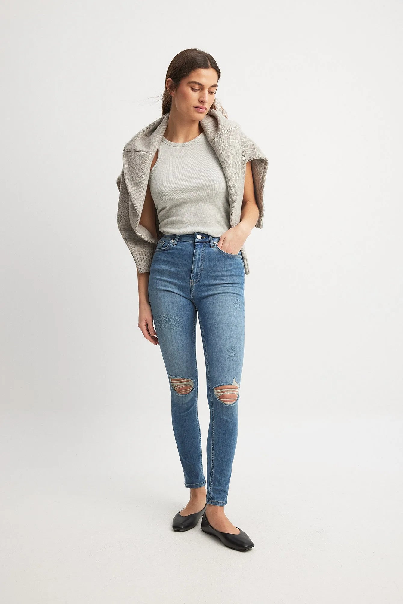 Mid Blue Skinny High Waist Destroyed Jeans Styled with Accessories – Jeans styled with accessories to highlight their versatility.